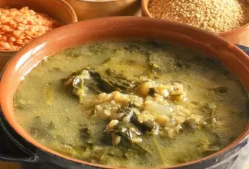 ZUPPA DI CAVOLO NERO, QUINOA E LENTICCHIE ROSSE