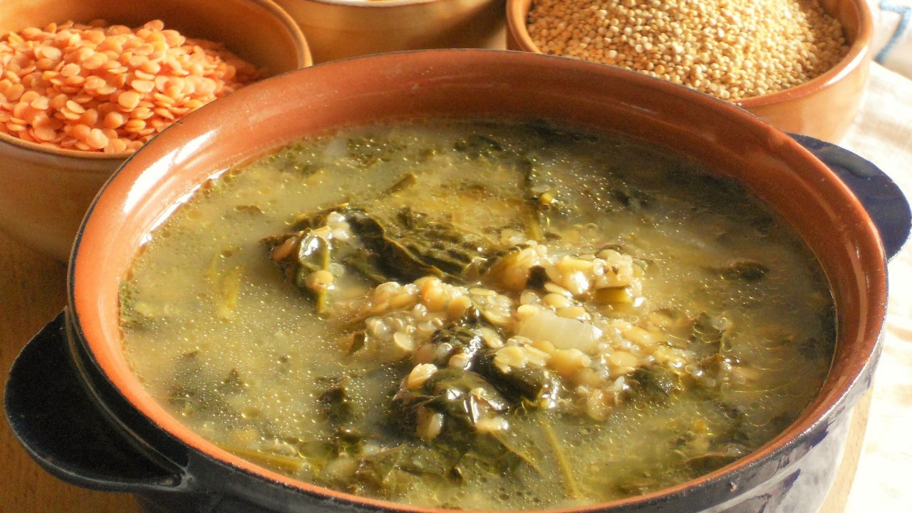 Zuppa di cavolo nero, quinoa e lenticchie rosse