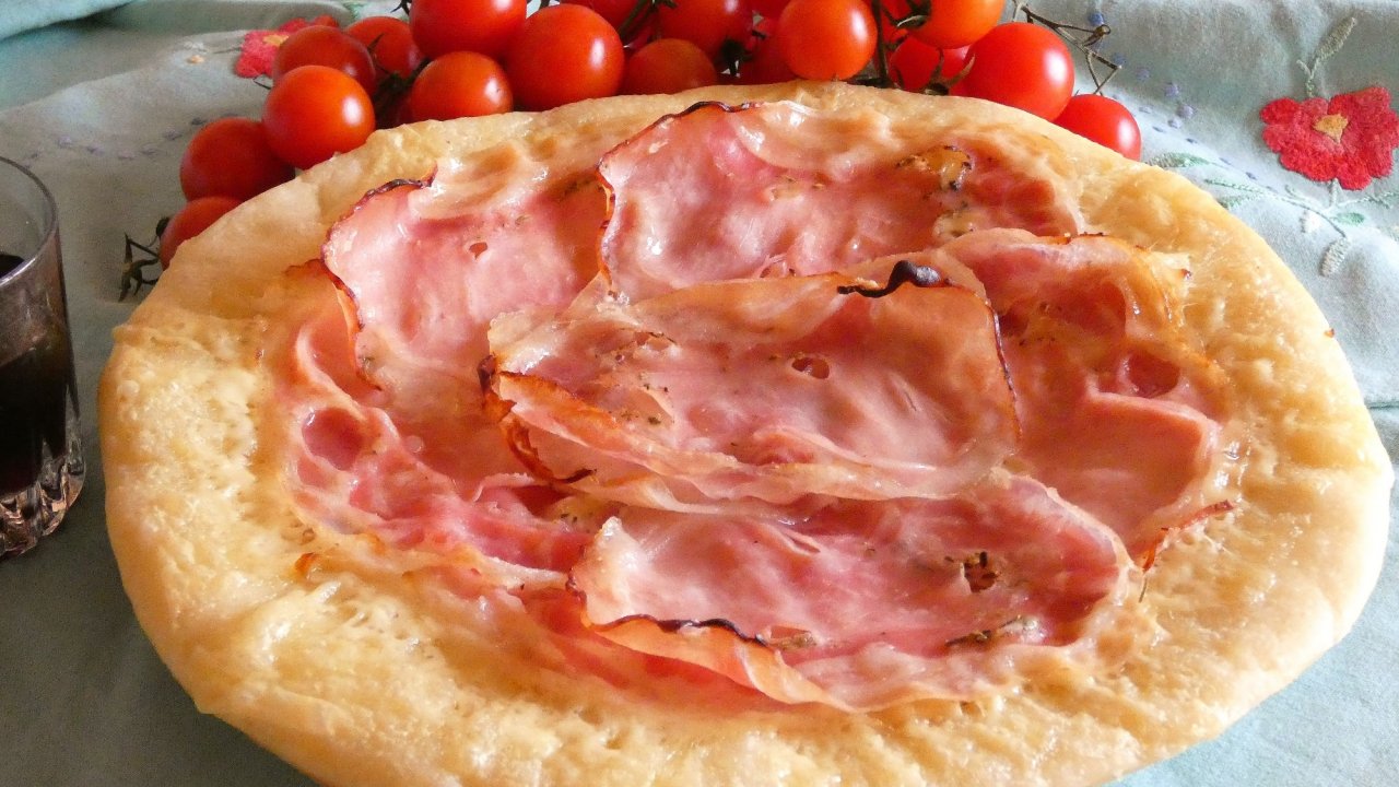 Focaccia con gouda e porchetta