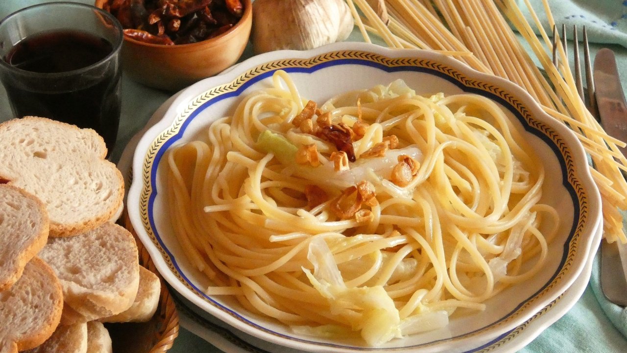 Linguine e cavolo cinese con aglio e peperoncino