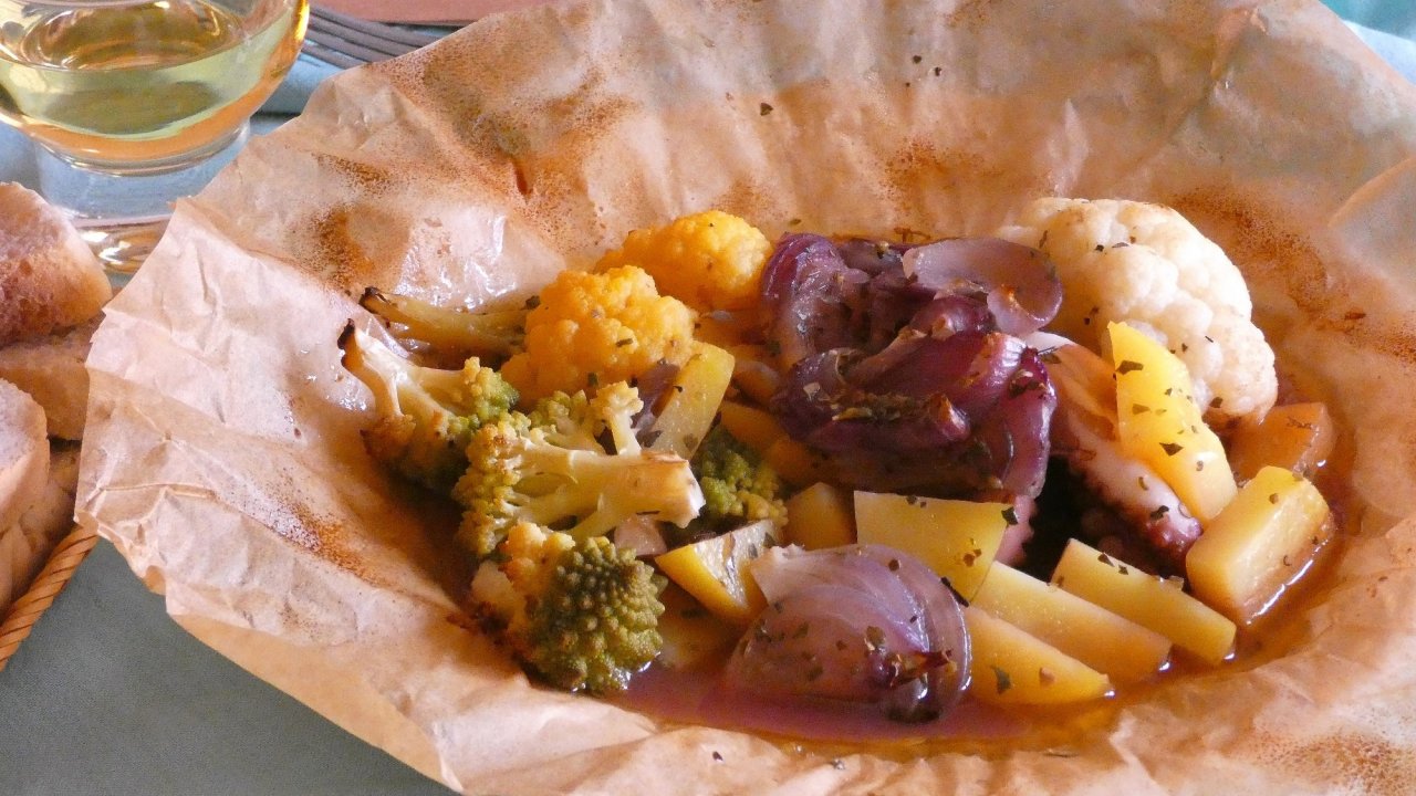 Polpo al cartoccio con cavoli misti e patate 