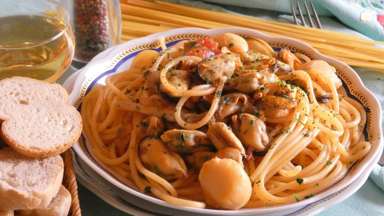 Sugo ai frutti di mare con bucatini