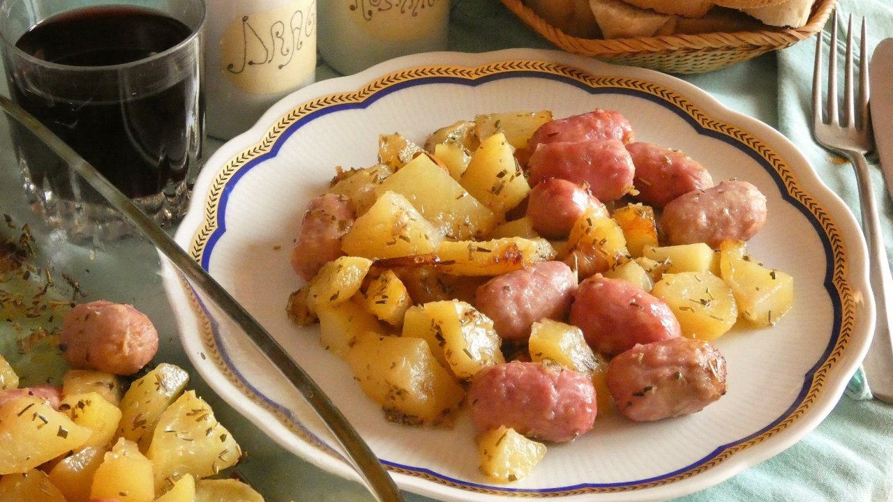 Salsiccia di vitello con patate al forno