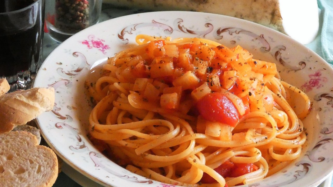 Sugo vegan al daikon con linguine