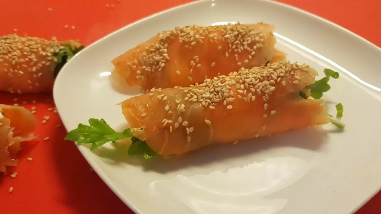 Involtini di salmone e sesamo