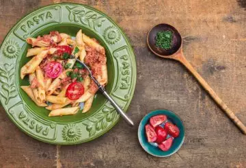 PASTA AL TONNO, PROSCIUTTO COTTO E POMODORINI