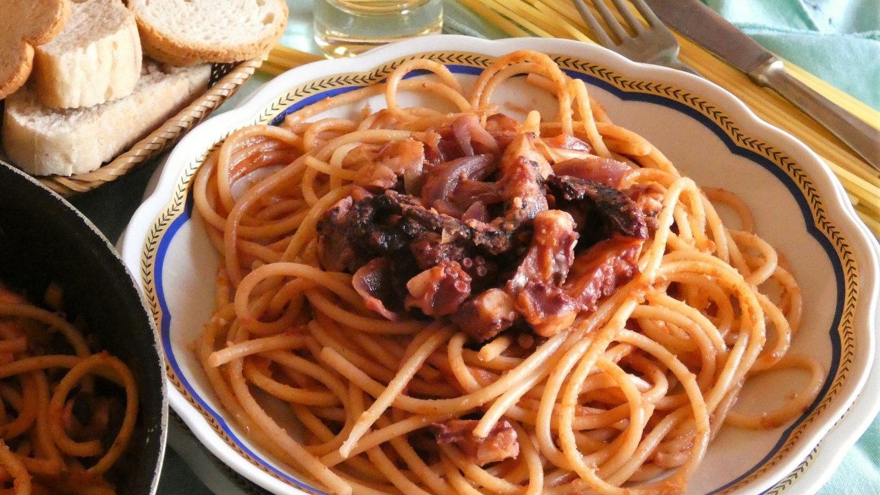 Bucatini al forno con salsa di polpo al cartoccio