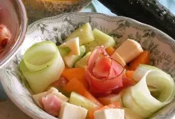 INSALATA DI MELONE, CETRIOLO, FIORDILATTE E SPECK