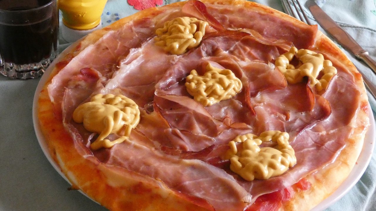 Pizza tirolese allo speck e senape