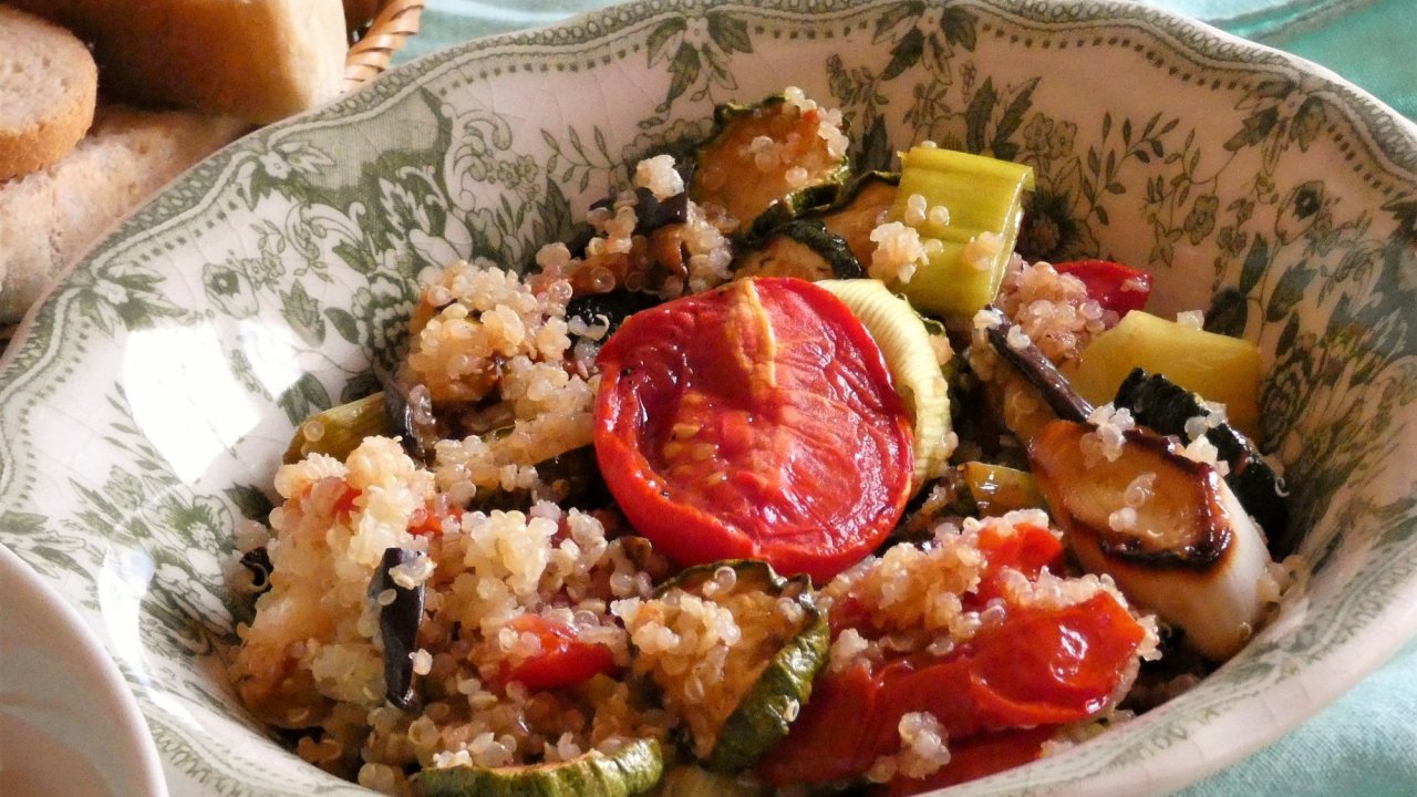 Quinoa con insalata di verdure grigliate