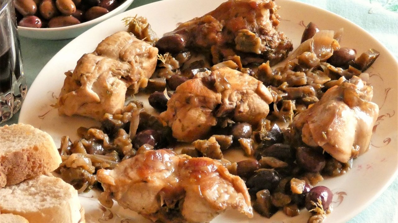 Coniglio alle melanzane, olive e origano