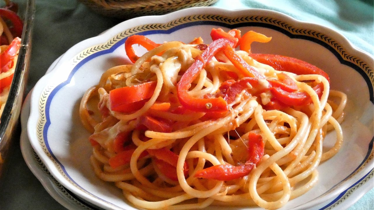 Peperoni e bucatini al forno