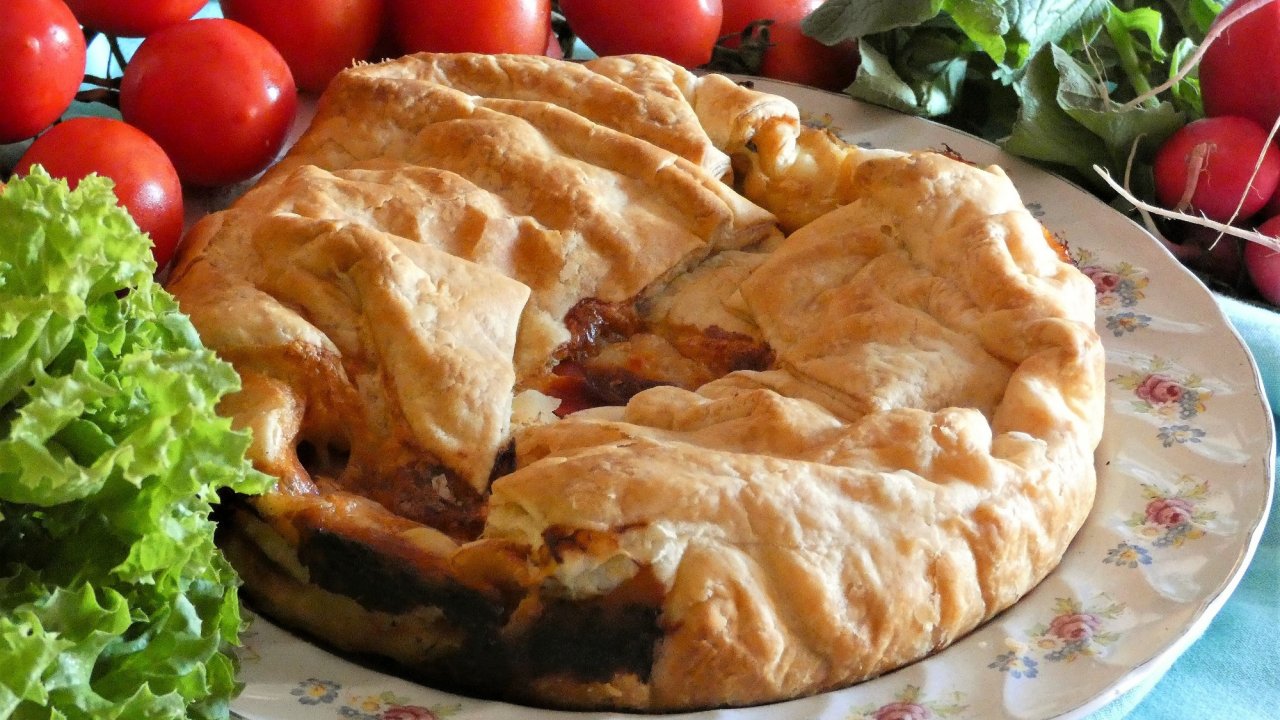 Torta rustica alla peperonata con uova e fiordilatte