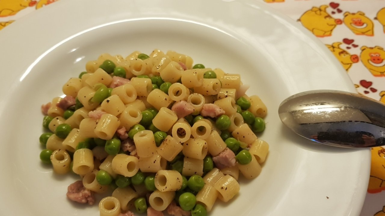 Pasta e piselli alla napoletana