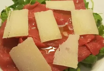 CARPACCIO DI MANZO RUCOLA E GRANA