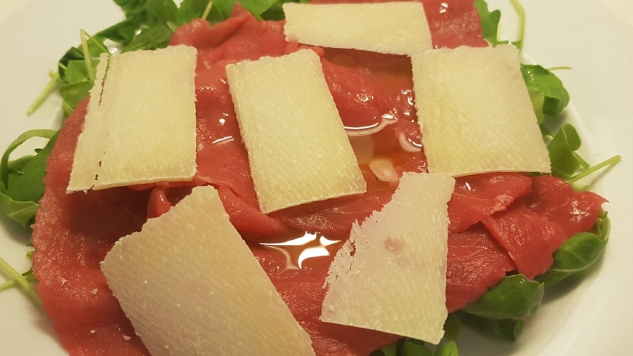 Carpaccio di manzo rucola e grana