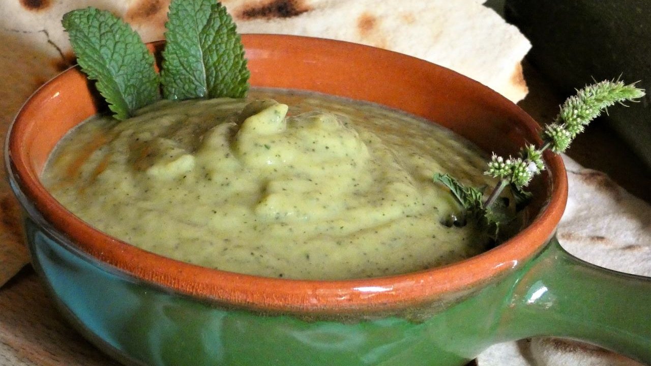 Salsa di zucchine allo yogurt e menta