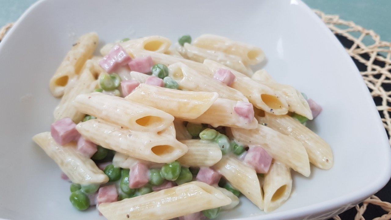 Pasta piselli e prosciutto gustosa e cremosa 