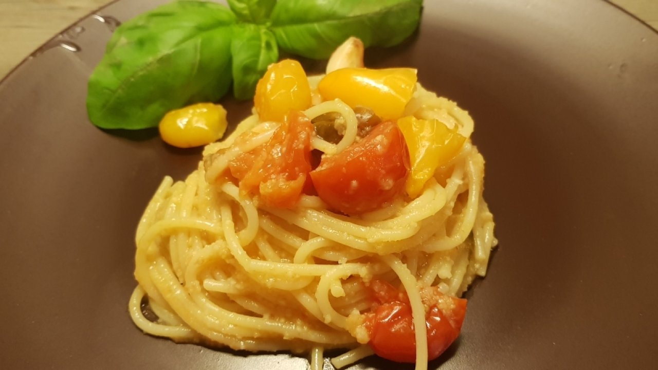 Spaghetti con pomodori colorati
