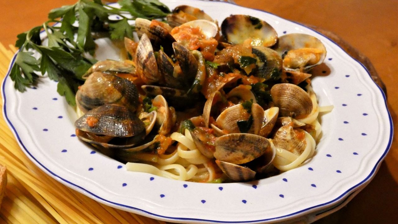 Pasta con vongole e lupini