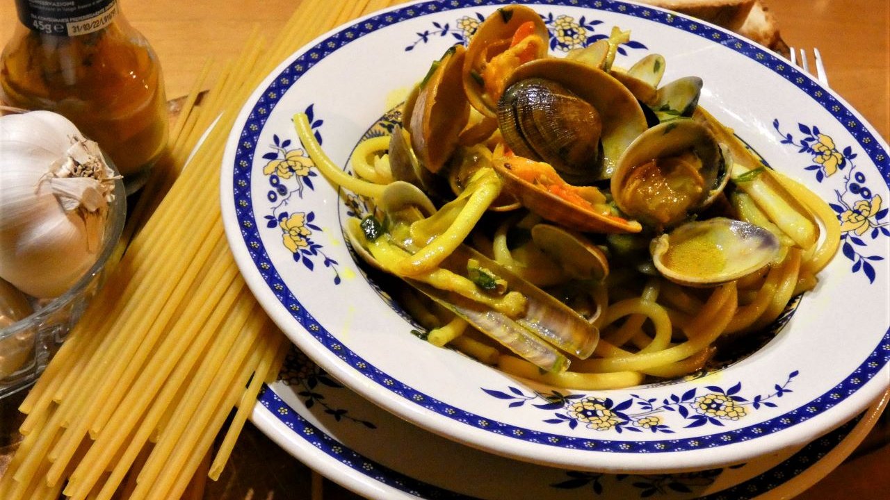 Pasta con frutti di mare al curry