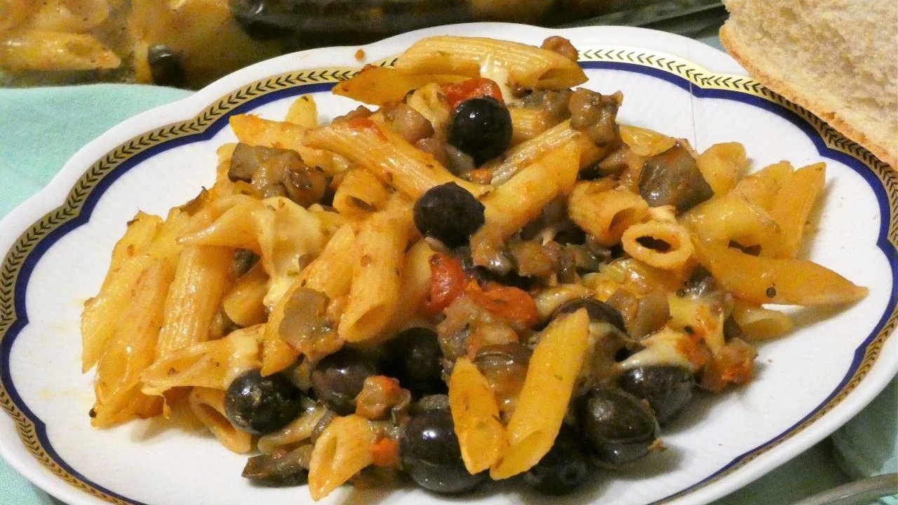 Pasta con melanzane alla mediterranea