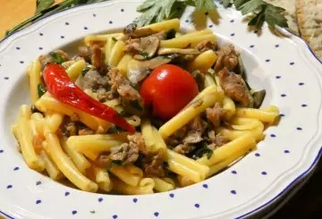 PASTA PICCANTE CON FUNGHI E SALSICCIA