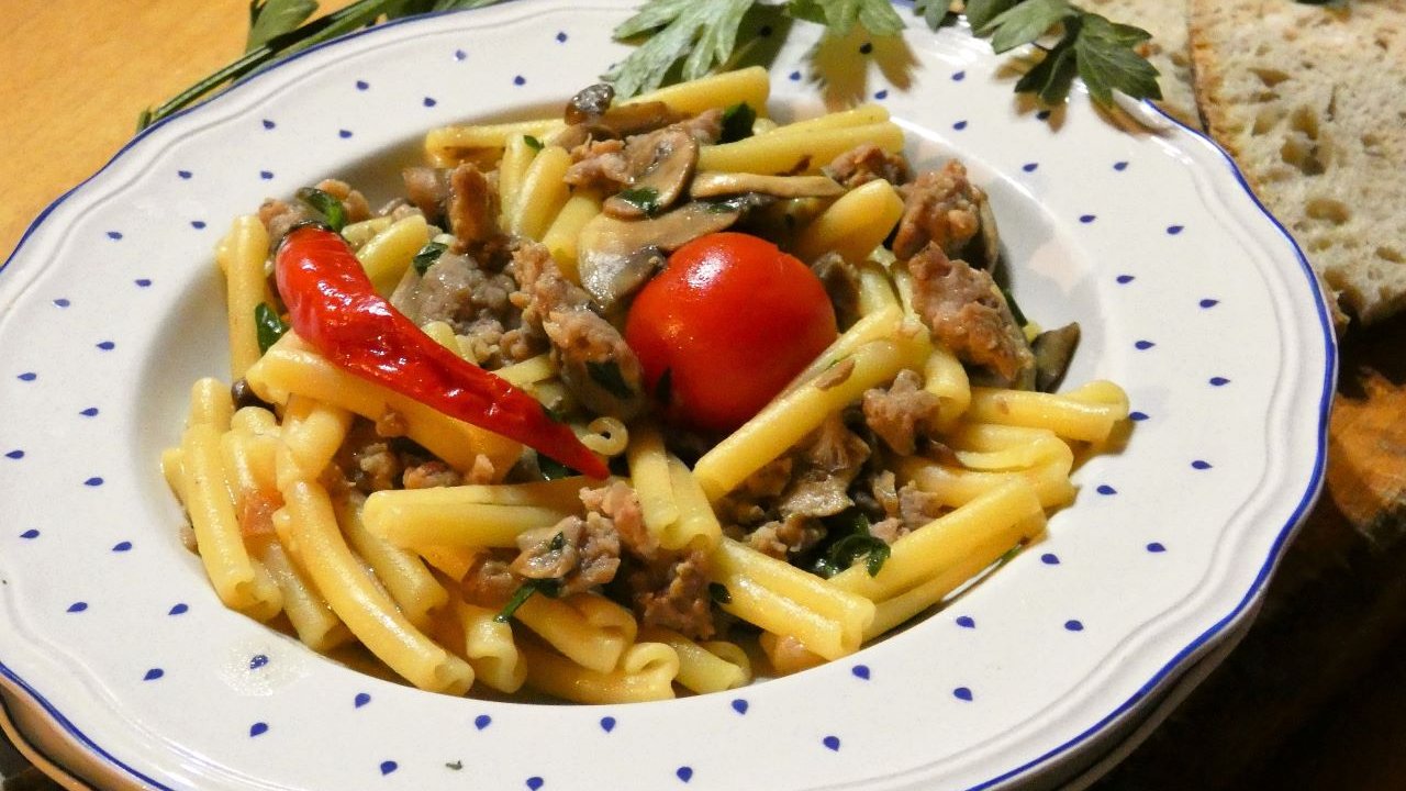 Pasta Piccante Con Funghi E Salsiccia Facile E Veloce Cucinare It