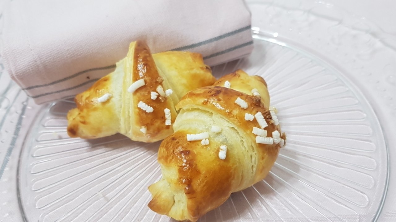 Cornetti alla nutella con pasta sfoglia preconfezionata