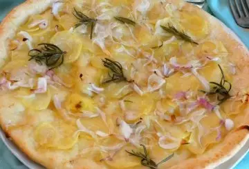 FOCACCIA CON PATATE E CIPOLLE