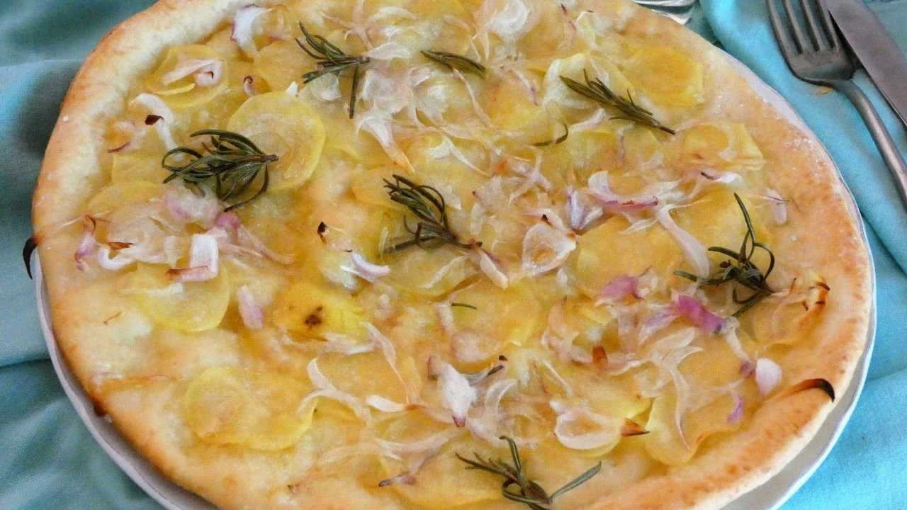 Focaccia con patate e cipolle