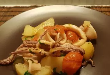 CALAMARI CON PATATE