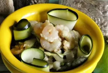 INSALATA DI CEREALI, GAMBERI E ZUCCHINE