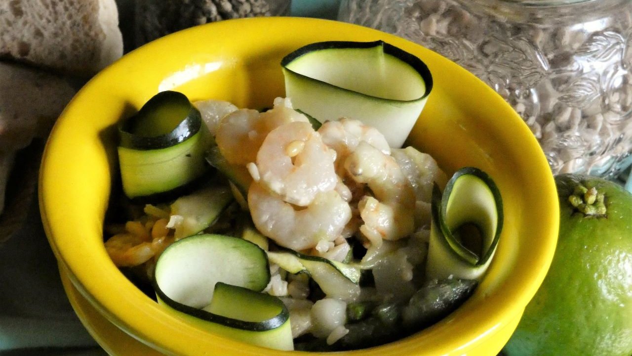 Insalata di cereali, gamberi e zucchine