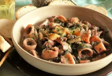 ZUPPA DI CALAMARI, PATATE E FUNGHI