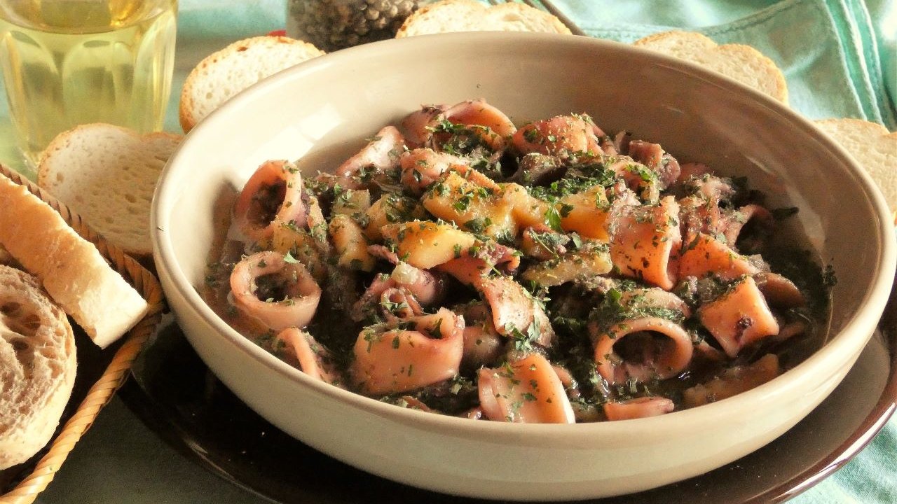 Zuppa di calamari, patate e funghi