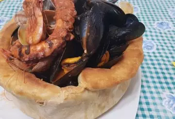 CESTINO DI PIZZA AI FRUTTI DI MARE
