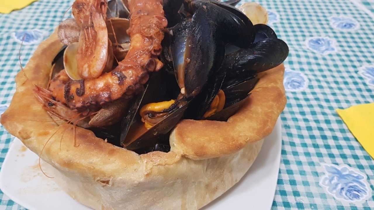 Cestino Di Pizza Ai Frutti Di Mare