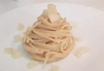 SPAGHETTI CACIO E PEPE CON LE PERE