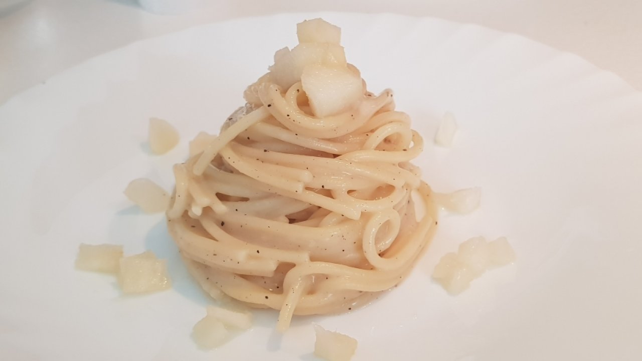 Spaghetti cacio e pepe con le pere