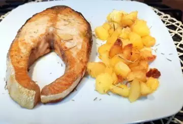 SALMONE AL FORNO CON PATATE