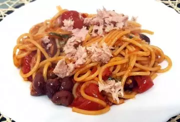 SPAGHETTI CON TONNO ALLA PUTTANESCA