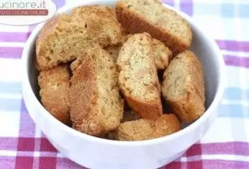 CANTUCCI AL GORGONZOLA CON NOCI E PINOLI