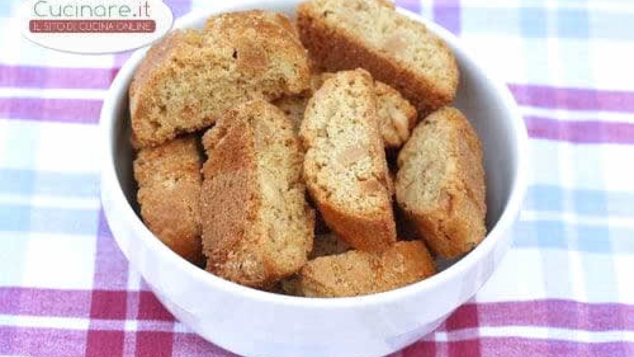 Cantucci al Gorgonzola con Noci e Pinoli