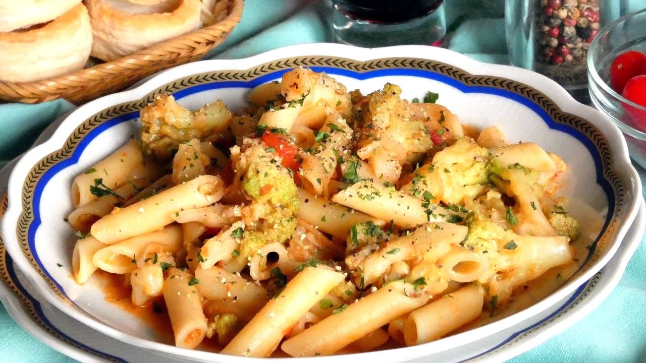 Pasta  in rosso con cavolfiore