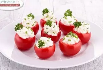 POMODORI RIPIENI DI PHILADELPHIA ED ERBA CIPOLLINA
