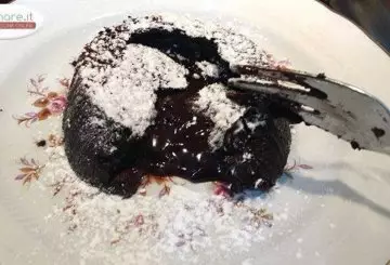 TORTINO AL CIOCCOLATO DAL CUORE TENERO: UNA DOLCE SORPRESA