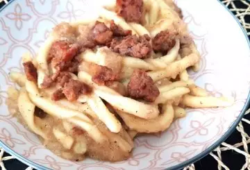 PASTA CON CREMA DI PATATE E SALSICCIA