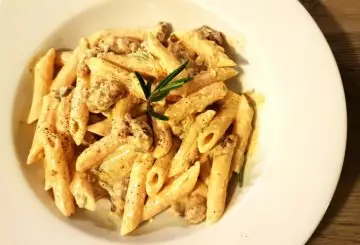 PASTA CON SALSICCIA E FORMAGGIO