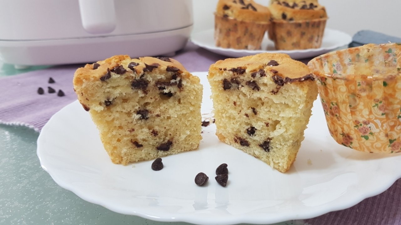 MUFFIN CON GOCCE DI CIOCCOLATO IN FRIGGITRICE AD ARIA